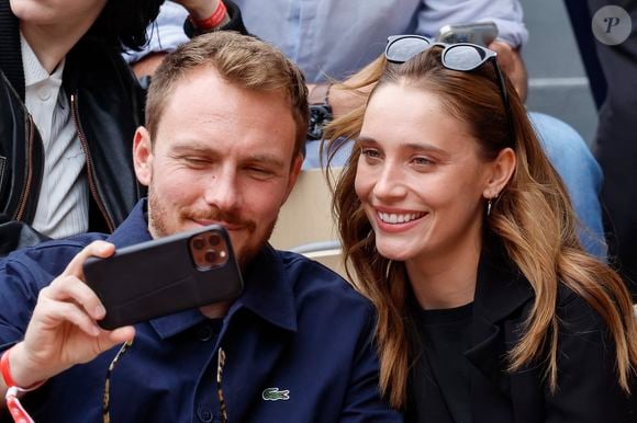 Théma - Les amoureux de Roland Garros - Roby Schinasi et Emma Simonsen - People dans les tribunes lors des Internationaux de France de Tennis de Roland Garros 2022 à Paris le 29 mai 2022. © Cyril Moreau/Bestimage