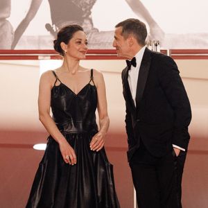 Marion Cotillard et Guillaume Canet - Descente des marches du film " Karma " lors du 79ème Festival International du Film de Cannes, le 15 mai 2026. © Jacovides-Moreau / Bestimage