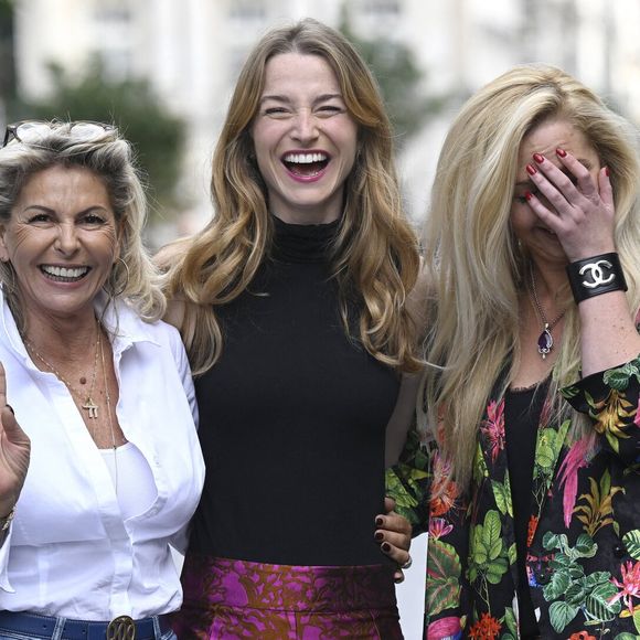 Caroline Margeridon est à Bruxelles avec les acheteurs (Stéphane Vanhandenhoven, Aurore Morisse, Bernard Dumeige, Alexandra Morel, Glorian Kabongo, François-Xavier Renou, François Cases Bardina, Gérald Watelet (animateur) et Jérôme Duvillard (commissaire-priseur)) de l'émission belge "Affaire conclue" pour une vente aux enchères d'objets donnés à "Viva for Life" en Belgique le 29 octobre 2022.
