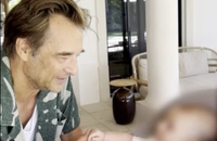 David Hallyday en train de dorloter de son petit-fils en vidéo, "Tu as eu de la chance d'être là..."