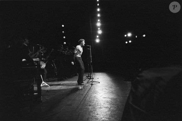Archives - En France, à Paris, lors de l'émission "Musicorama", Johnny Hallyday sur la scène de l'Olympia. Le 19 octobre 1966. © Bernard Leguay via Bestimage