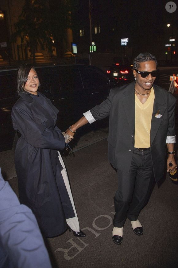 New York, NY – À l’issue des CFDA Fashion Awards 2025, Rihanna et A$AP Rocky ont été aperçus se rendant dîner au restaurant italien haut de gamme ALBA à New York, pour célébrer la victoire de Rocky, qui a reçu le Fashion Icon Award.

Backgrid USA / Bestimage