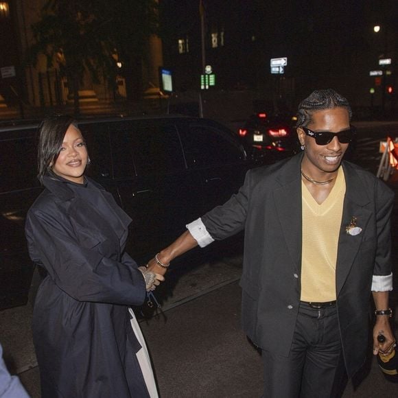 New York, NY – À l’issue des CFDA Fashion Awards 2025, Rihanna et A$AP Rocky ont été aperçus se rendant dîner au restaurant italien haut de gamme ALBA à New York, pour célébrer la victoire de Rocky, qui a reçu le Fashion Icon Award.

Backgrid USA / Bestimage