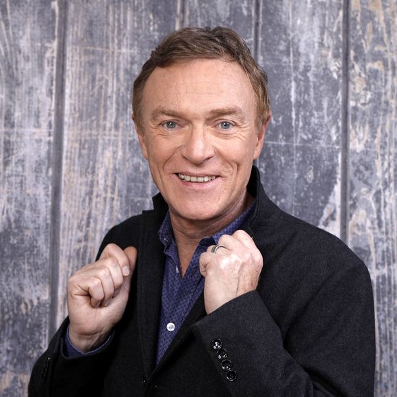 Âgé de 44 ans, ce dernier est intermittent du spectacle

Rendez-vous portrait en studio avec Christophe Hondelatte, le 10 novembre 2017. © Cédric Perrin / Bestimage