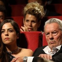 "Comme s'il voulait couper tout lien de parenté" : Alain Delon aurait rédigé un second testament, sa fille Anouchka concernée