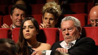 "Comme s'il voulait couper tout lien de parenté" : Alain Delon aurait rédigé un second testament, sa fille Anouchka concernée