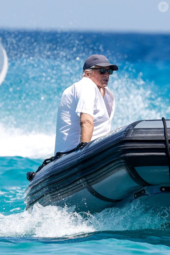 L'acteur et producteur américain Michael Douglas, 80 ans, arrive au club 55 sur la plage de Pampelonne à Saint-Tropez (Ramatuelle), Côte d'Azur, France, le 16 juillet 2025. © Bestimage