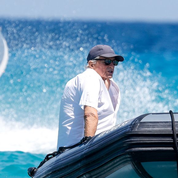 L'acteur et producteur américain Michael Douglas, 80 ans, arrive au club 55 sur la plage de Pampelonne à Saint-Tropez (Ramatuelle), Côte d'Azur, France, le 16 juillet 2025. © Bestimage
