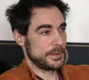 La scène théâtrale française est en deuil.

Arnaud Denis lors d'un reportage pour C à vous