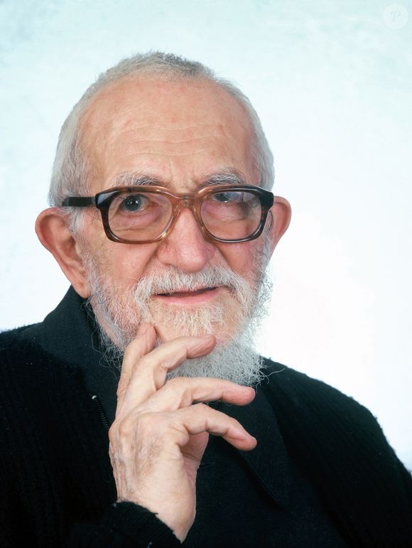 Les témoignages de sept femmes affirmant avoir subi des comportements déplacés de sa part entre la fin des années 1970 et 2005 ont d'abord été révélés mais ce n'était malheureusement pas tout… 

Archives - Abbe Pierre (Henry Groues) - portrait