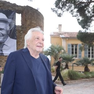 Semi-exclusif - Michel Sardou - Michel Sardou rend hommage à son père en famille lors du premier trophée de pétanque "Fernand Sardou" à Bormes-les-Mimosas le 29 mai 2026. Le célèbre chanteur est venu en famille avec sa femme, son fils Romain avec son fils de deux ans et demi et de sa compagne enceinte de son deuxième enfant.
La première édition du Trophée Fernand Sardou est organisée du 29 au 31 mai au coeur du village de Bormes les Mimosas. Une initiative portée par Michel et son fils Romain, pour rendre hommage à leur illustre parent Fernand Sardou au travers d'un tournoi de pétanque.
En lien avec la municipalité et l'Amicale Bouliste Borméenne (ABB), un premier Trophée Fernand Sardou sera organisé avec deux grands temps forts : Le vendredi, dès 18h, un tournoi d'exhibition sera proposé et verra s'affronter 16 triplettes. Puis un concours fédéral à pétanque sera organisé le weekend et ouvert à tous les amateurs. 128 équipes seront réparties sur les sites les plus emblématiques du village, à savoir au boulodrome de la place Saint-François, mais aussi au parc Cigalou, sur le site du château et à l'ancien stade. © Franz Chavaroche/Bestimage