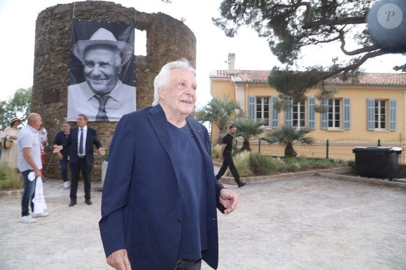 Semi-exclusif - Michel Sardou - Michel Sardou rend hommage à son père en famille lors du premier trophée de pétanque "Fernand Sardou" à Bormes-les-Mimosas le 29 mai 2026. Le célèbre chanteur est venu en famille avec sa femme, son fils Romain avec son fils de deux ans et demi et de sa compagne enceinte de son deuxième enfant.
La première édition du Trophée Fernand Sardou est organisée du 29 au 31 mai au coeur du village de Bormes les Mimosas. Une initiative portée par Michel et son fils Romain, pour rendre hommage à leur illustre parent Fernand Sardou au travers d'un tournoi de pétanque.
En lien avec la municipalité et l'Amicale Bouliste Borméenne (ABB), un premier Trophée Fernand Sardou sera organisé avec deux grands temps forts : Le vendredi, dès 18h, un tournoi d'exhibition sera proposé et verra s'affronter 16 triplettes. Puis un concours fédéral à pétanque sera organisé le weekend et ouvert à tous les amateurs. 128 équipes seront réparties sur les sites les plus emblématiques du village, à savoir au boulodrome de la place Saint-François, mais aussi au parc Cigalou, sur le site du château et à l'ancien stade. © Franz Chavaroche/Bestimage