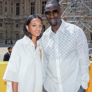 Omar Sy et sa fille Selly Sy lors du défilé de mode Homme printemps-été 2023 Louis Vuitton dans la cour Carrée du Louvre à Paris, France, le 23 juin 2022. © Olivier Borde / Bestimage