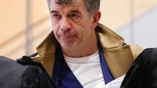 Arrivée de Stéphane Plaza au tribunal, les premières images de l'animateur de M6 en costume bleu et baskets blanches