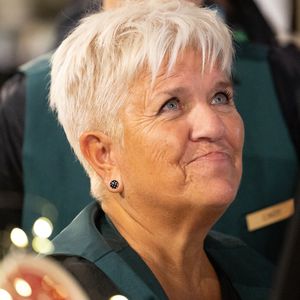 L'actrice reste néanmoins très présente sur les plateaux de tournage, partageant ainsi sa vie avec Paris. 

Exclusif - Mimie Mathy lors du tournage de l'émission "Panique au grand magasin" diffusée le 15 décembre 2025 sur TF1. © Cyril Moreau/Bestimage