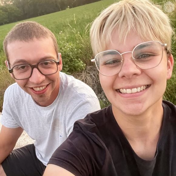 On lui a implanté un moniteur pour surveiller son syndrome du QT long.

Perrine, candidate de L'amour est dans le pré saison 2018