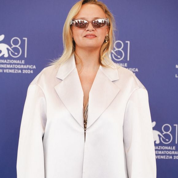 En 2017, elle avait été remplacée dans le film Bonhomme après une dispute avec Nicolas Duvauchelle, et elle a porté plainte contre lui en 2023.

Sara Forestier au photocall du film "Trois amies" lors du 81ème Festival International du Film de Venise (Mostra) le 30 août 2024.

© Lucia Sabatelli / Bestimage