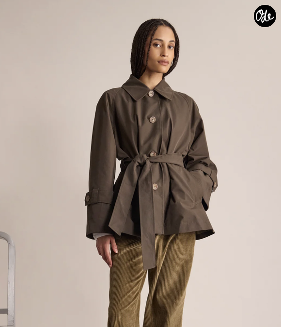 Alors que la nouvelle collection automne-hiver dévoile ses pièces phares, la question du budget reste essentielle pour les passionnées de mode.

Trenchcoat Tess Khaki