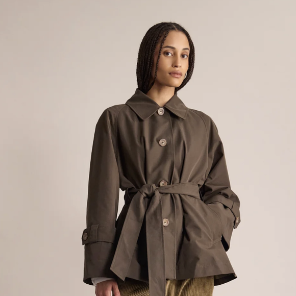 Alors que la nouvelle collection automne-hiver dévoile ses pièces phares, la question du budget reste essentielle pour les passionnées de mode.

Trenchcoat Tess Khaki