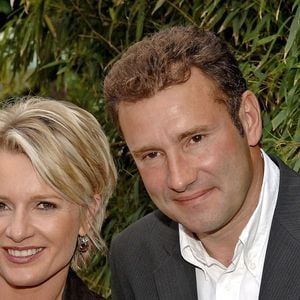 La présentatrice de télévision française Sophie Davant et son mari Pierre Sled posent à leur arrivée au Village VIP de Roland Garros pendant les Internationaux de France de tennis 2005 à Roland Garros à Paris, France, le 31 mai 2005. Photo Gorassini-Zabulon/ABACA.