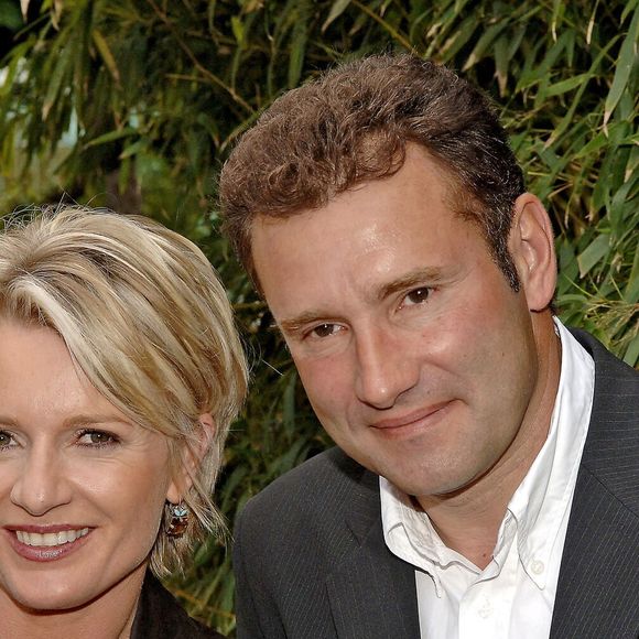 La présentatrice de télévision française Sophie Davant et son mari Pierre Sled posent à leur arrivée au Village VIP de Roland Garros pendant les Internationaux de France de tennis 2005 à Roland Garros à Paris, France, le 31 mai 2005. Photo Gorassini-Zabulon/ABACA.