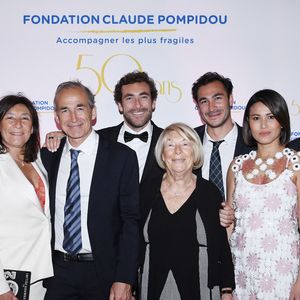 A savoir, la famille Kretz.

Exclusif - La famille Kretz : "L'Agence" sur TMC  :  Eve von Romberg, Sandrine et Olivier Kretz, Martin Kretz, Majo (la grand-mère), Valentin Kretz et sa femme Charina Sarte, Louis Kretz - Soirée de gala des 50 ans de la Fondation Claude Pompidou à l'Hôtel Marcel Dassault à Paris le 12 avril 2022.

Rachid Bellak / LMS / Bestimage