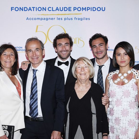 A savoir, la famille Kretz.

Exclusif - La famille Kretz : "L'Agence" sur TMC  :  Eve von Romberg, Sandrine et Olivier Kretz, Martin Kretz, Majo (la grand-mère), Valentin Kretz et sa femme Charina Sarte, Louis Kretz - Soirée de gala des 50 ans de la Fondation Claude Pompidou à l'Hôtel Marcel Dassault à Paris le 12 avril 2022.

Rachid Bellak / LMS / Bestimage