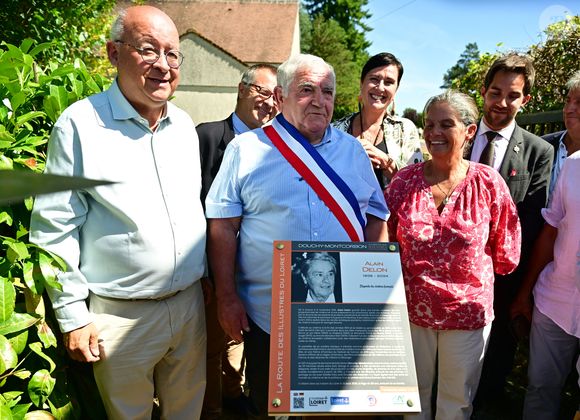 Une cérémonie en hommage à Alain Delon a été organisée un an jour pour jour après la mort de l'acteur, à Douchy-Montcorbon (Loiret), France, le 18 août 2025, commune où la star a vécu durant plusieurs décennies, une plaque a été dévoilée à l'intérieur du stade en honneur de l'acteur, qui avait équipé en 1983 les équipes de football de jeunes de Douchy de maillots à son nom et une projection d'un film documentaire de 45 mn "Delon-Douchy", écrit autour de la relation entre l'acteur et la commune, est aussi programmée en début de soirée dans la salle des fêtes communale. © Christian Liewig/Bestimage