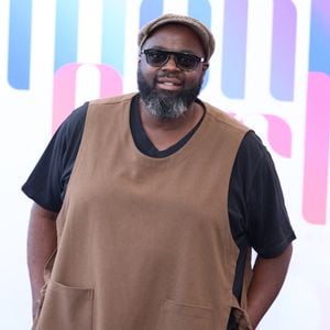 Mais ce jeudi 20 août, il a pris la parole après le comportement de certaines personnes qui souhaitaient le photographier alors qu'il se trouvait avec ses enfants.

Issa Doumbia - Photocall de "Les Traîtres" lors de la 65ème édition du Festival TV De Monte Carlo le 14 juin 2026.

 © Denis Guignebourg /Bestimage