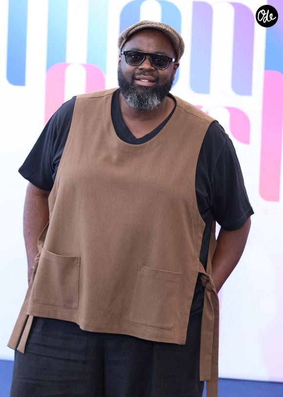 Mais ce jeudi 20 août, il a pris la parole après le comportement de certaines personnes qui souhaitaient le photographier alors qu'il se trouvait avec ses enfants.

Issa Doumbia - Photocall de "Les Traîtres" lors de la 65ème édition du Festival TV De Monte Carlo le 14 juin 2026.

 © Denis Guignebourg /Bestimage