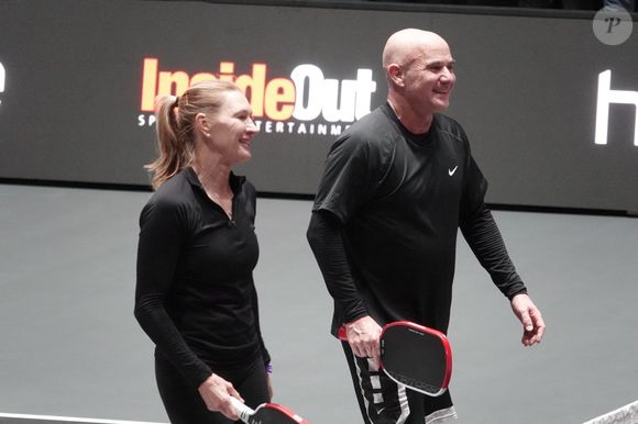Las Vegas, NV - Les stars du tennis et le couple Andre Agassi et sa femme Steffi Graf jouent dans la même équipe au PickleballSlam 3 à Las Vegas. 16 février 2025. (Backgrid USA / Bestimage).