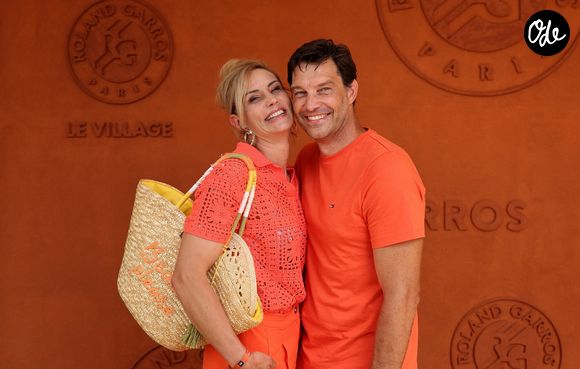 En tant que personnalité publique, elle reconnaît toutefois la difficulté de donner des conseils à ses enfants alors qu’elle-même est très présente en ligne.

Élodie Gossuin et son mari Bertrand Lacherie au photocall du village lors des Internationaux de France de Tennis de Roland Garros 2026, à Paris, France, le 30 mai 2026. © Dominique Jacovides/Bestimage