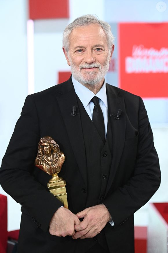 Et qui n'est autre que Francis Huster 

Exclusif - Francis Huster lors de l'enregistrement de l'émission "Vivement dimanche" au studio Rive Gauche, présentée par M. Drucker avec une diffusion sur France 3 le 25 janvier 2026. © Guillaume Gaffiot/Bestimage