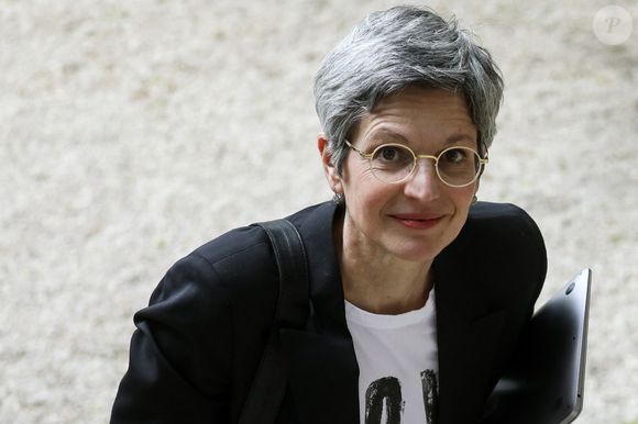 Sandrine Rousseau, députée EELV, dans les jardins de l'assemblée nationale à Paris, le 2 mai 2023. 
© Stéphane Lemouton / Bestimage