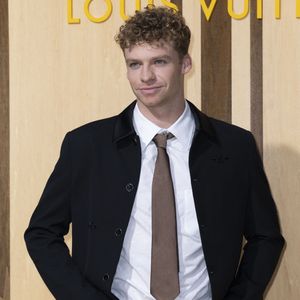 "Ça n'a jamais été important. Je n'ai jamais gardé les trophées. La médaille d'or, je ne sais même pas où elle est", confie-t-il.

Léon Marchand au photocall du défilé de mode Louis Vuitton Prêt à Porter Collection Homme Printemps/Été 2027 lors de la Fashion Week de Paris le 23 juin 2026.

© Olivier Borde / Bestimage