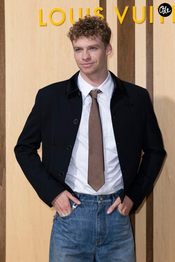 "Ça n'a jamais été important. Je n'ai jamais gardé les trophées. La médaille d'or, je ne sais même pas où elle est", confie-t-il.

Léon Marchand au photocall du défilé de mode Louis Vuitton Prêt à Porter Collection Homme Printemps/Été 2027 lors de la Fashion Week de Paris le 23 juin 2026.

© Olivier Borde / Bestimage