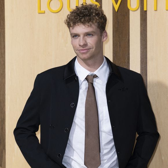 "Ça n'a jamais été important. Je n'ai jamais gardé les trophées. La médaille d'or, je ne sais même pas où elle est", confie-t-il.

Léon Marchand au photocall du défilé de mode Louis Vuitton Prêt à Porter Collection Homme Printemps/Été 2027 lors de la Fashion Week de Paris le 23 juin 2026.

© Olivier Borde / Bestimage