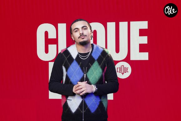 Il avait organisé pour l'occasion une soirée romantique au bord de la Méditerranée, avec notamment une table dressée face aux rochers.

Le rappeur RK (Ryad Kartoum) sur le plateau de l'émission Clique présenté par M. Achour et diffusée sur Canal + le 27 novembre 2025, à Paris, France, le 25 novembre 2025.

© Jack Tribeca/Bestimage