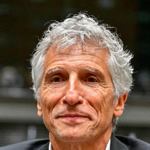 Il s’est confié dans une interview au Parisien sur cette décision.

Le présentateur de télévision et producteur audiovisuel Nagui assiste à une audition de la Commission d'enquête parlementaire sur la neutralité, le fonctionnement et le financement du service public de radiodiffusion français à l'Assemblée nationale, à Paris, France, le 1er avril 2026. © Christian Liewig/Bestimage