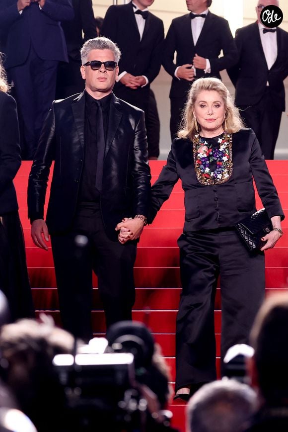 "Je vais donc continuer à écrire mon prochain album", a-t-il tout de même assuré. 

Benjamin Biolay, Catherine Deneuve - Descente des marches du film « Marcello Mio » lors du 77ème Festival International du Film de Cannes, au Palais des Festivals à Cannes. Le 21 mai 2024 © Jacovides-Moreau / Bestimage