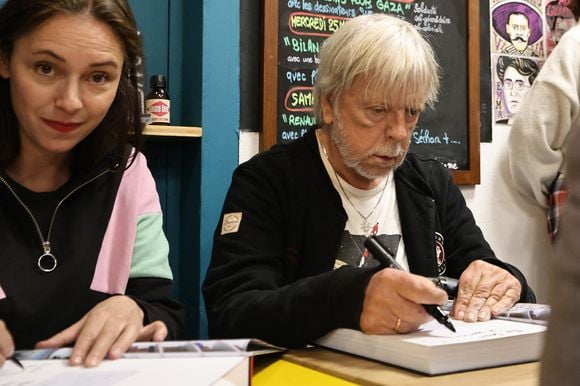 Exclusif - Le chanteur Renaud (Séchan) en dédicace à l'occasion de la sortie de "Renaud le livre" signé Erwan L'Eléouet et préfacé par sa fille Lolita Séchan, à la Libraire bordelaise Les 400 Coups de P.Poutou à Bordeaux, France, le 28 mars 2026. © Fabien Cottereau/Bestimage