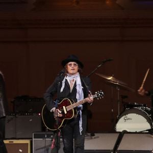 Les premières images du film ont été dévoilées !

26 mars 2025 : Alison Mosshart et Johnny Depp sont montés sur scène au Carnegie Hall lors de l’événement People Have the Power: A Celebration of Patti Smith, un hommage électrisant à l’icône légendaire. Présenté par Michael Dorf, l’événement rendait hommage à l’impact profond de Patti Smith sur la musique, la poésie et le militantisme, réunissant un casting prestigieux pour interpréter ses chansons les plus emblématiques. (Credit Image: © Luiz Rampelotto/ZUMA Press Wire)