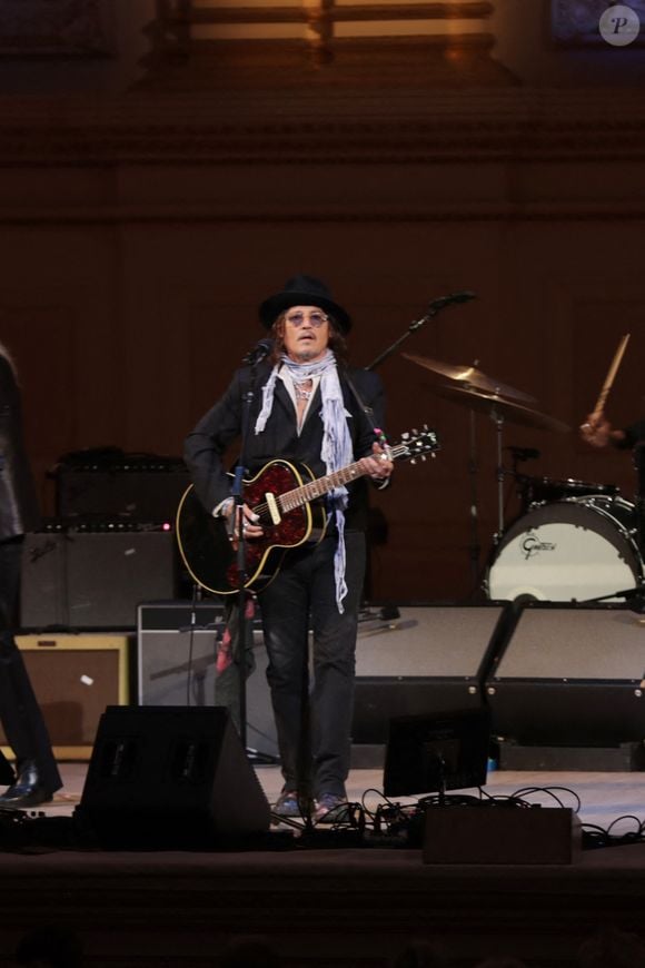 Les premières images du film ont été dévoilées !

26 mars 2025 : Alison Mosshart et Johnny Depp sont montés sur scène au Carnegie Hall lors de l’événement People Have the Power: A Celebration of Patti Smith, un hommage électrisant à l’icône légendaire. Présenté par Michael Dorf, l’événement rendait hommage à l’impact profond de Patti Smith sur la musique, la poésie et le militantisme, réunissant un casting prestigieux pour interpréter ses chansons les plus emblématiques. (Credit Image: © Luiz Rampelotto/ZUMA Press Wire)
