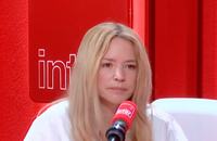Durant son récent passage sur France Inter, Virginie Efira a avoué que, malgré sa grande expérience en matière de cinéma, elle n'est pas toujours confiante sur les plateaux de tournage.
Crédit : YouTube/France Inter