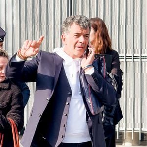 Stéphane Plaza en larmes à la sortie de son procès après avoir été reconnu coupable de "violences habituelles par concubin" et condamné à 12 mois de prison avec sursis, à Paris, France, le 18 février 2025. © Florian Savina/Bestimage