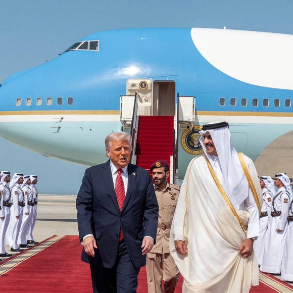 Le président américain Donald Trump accueilli par Tamim ben Hamad Al Thani, l'émir du Qatar, à Doha, le 14 mai 2025. © Imago / PsnewZ / Bestimage