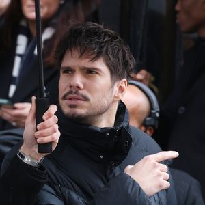 François Civil au défilé Jacquemus lors de la Fashion Week Masculine prêt-à-porter Automne/Hiver 2025-2026 à Paris, le 26 janvier 2025.  © Denis Guignebourg / Bestimage