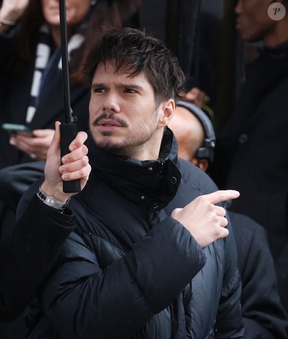 François Civil au défilé Jacquemus lors de la Fashion Week Masculine prêt-à-porter Automne/Hiver 2025-2026 à Paris, le 26 janvier 2025.  © Denis Guignebourg / Bestimage
