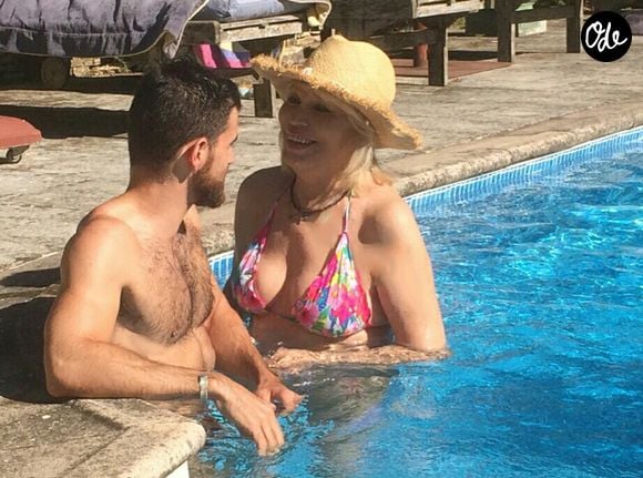 Exclusif - Après 5 mois au théâtre et un tournage de film (5 semaines à Rome pour "Metti una Notte"de Cosimo Messeri avec Cristiana Capotondi), Amanda Lear se repose avec son compagnon Matthieu en Provence. Piscine,repos et longues siestes avant de reprendre la pièce "La Candidate" au théâtre de la Michodière tout l'hiver et d'entamer la promotion du nouvel album "Let me Entertain you" chez Universal.