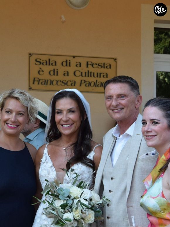Un choix particulièrement dans l'air du temps, même si cette couleur est entourée depuis des siècles de plusieurs croyances liées aux unions.

Mariage de Marc Geiger et Magali le 4 juillet 2026 @Instagram